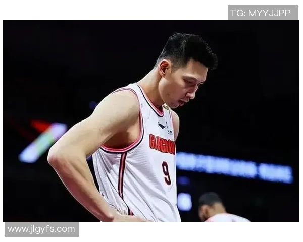 易建联重返赛场展现不屈精神引发球迷热议与期待